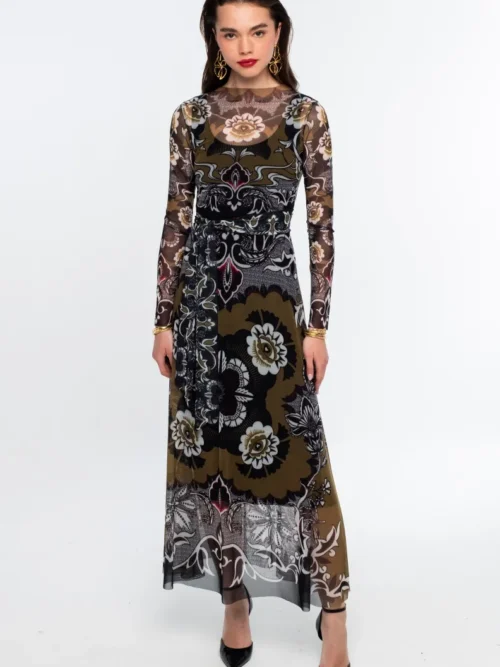 Το BLOOM LONG DRESS της Peace + Chaos ξεχωρίζει με μια ιδιαίτερη χρωματική παλέτα σε olive, μαύρο και λευκό, με έντονες κόκκινες πινελιές. Το εντυπωσιακό placement print σε smooth stretch mesh συνδυάζει λεπτομέρειες εμπνευσμένες από την Art Nouveau αισθητική με floral μοτίβα και συμβολισμούς που παραπέμπουν στην αγάπη και την προστασία.