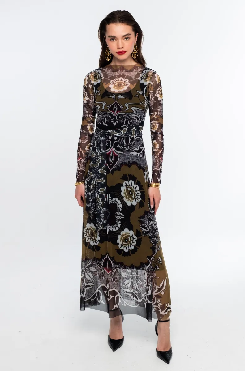 Το BLOOM LONG DRESS της Peace + Chaos ξεχωρίζει με μια ιδιαίτερη χρωματική παλέτα σε olive, μαύρο και λευκό, με έντονες κόκκινες πινελιές. Το εντυπωσιακό placement print σε smooth stretch mesh συνδυάζει λεπτομέρειες εμπνευσμένες από την Art Nouveau αισθητική με floral μοτίβα και συμβολισμούς που παραπέμπουν στην αγάπη και την προστασία.