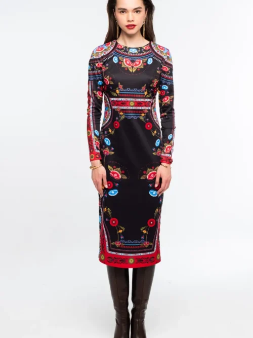 Το ESSENCE MIDI DRESS της Peace + Chaos αποπνέει δυναμισμό και κομψότητα, συνδυάζοντας μια εντυπωσιακή μαύρη βάση με ένα ιδιαίτερο placement print εμπνευσμένο από την αισθητική του Art Nouveau. Τα stylised floral μοτίβα και τα κυκλικά floral στοιχεία πλαισιώνονται από διακοσμητικά borders, δημιουργώντας ένα ξεχωριστό και καλλιτεχνικό αποτέλεσμα.