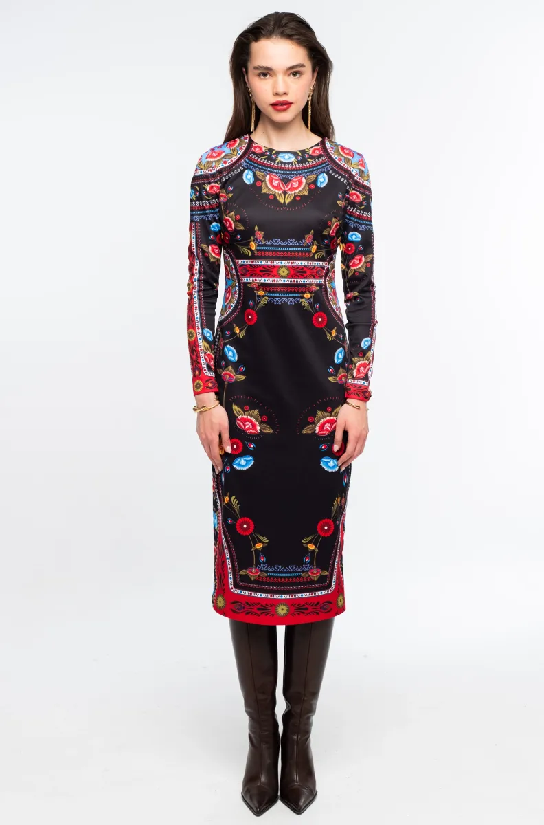 Το ESSENCE MIDI DRESS της Peace + Chaos αποπνέει δυναμισμό και κομψότητα, συνδυάζοντας μια εντυπωσιακή μαύρη βάση με ένα ιδιαίτερο placement print εμπνευσμένο από την αισθητική του Art Nouveau. Τα stylised floral μοτίβα και τα κυκλικά floral στοιχεία πλαισιώνονται από διακοσμητικά borders, δημιουργώντας ένα ξεχωριστό και καλλιτεχνικό αποτέλεσμα.