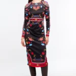 Το ESSENCE MIDI DRESS της Peace + Chaos αποπνέει δυναμισμό και κομψότητα, συνδυάζοντας μια εντυπωσιακή μαύρη βάση με ένα ιδιαίτερο placement print εμπνευσμένο από την αισθητική του Art Nouveau. Τα stylised floral μοτίβα και τα κυκλικά floral στοιχεία πλαισιώνονται από διακοσμητικά borders, δημιουργώντας ένα ξεχωριστό και καλλιτεχνικό αποτέλεσμα.