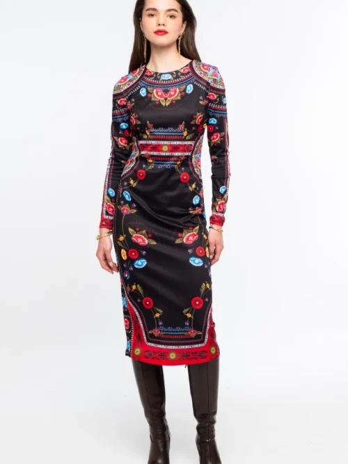 Το ESSENCE MIDI DRESS της Peace + Chaos αποπνέει δυναμισμό και κομψότητα, συνδυάζοντας μια εντυπωσιακή μαύρη βάση με ένα ιδιαίτερο placement print εμπνευσμένο από την αισθητική του Art Nouveau. Τα stylised floral μοτίβα και τα κυκλικά floral στοιχεία πλαισιώνονται από διακοσμητικά borders, δημιουργώντας ένα ξεχωριστό και καλλιτεχνικό αποτέλεσμα.