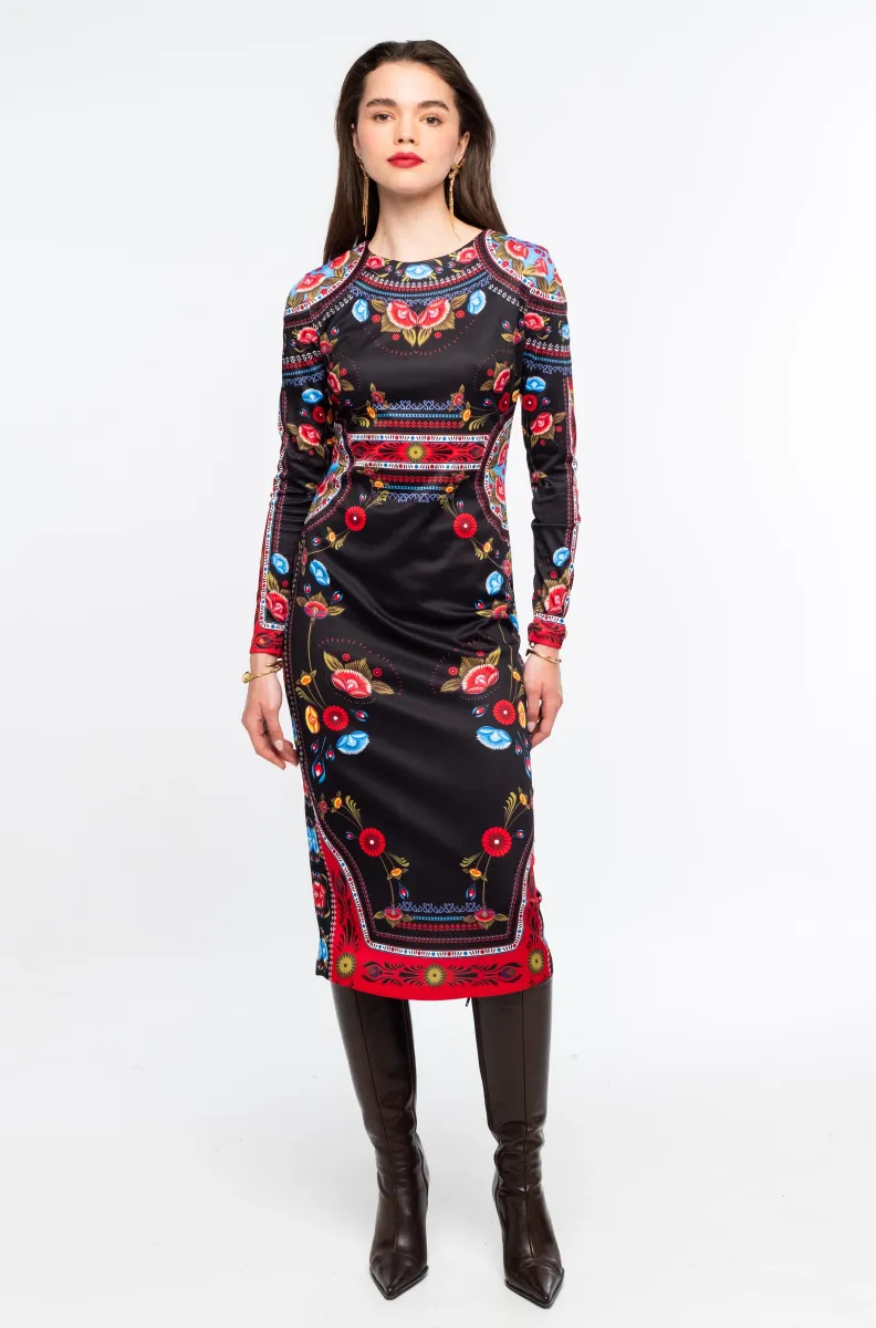 w26905_2 Το ESSENCE MIDI DRESS της Peace + Chaos αποπνέει δυναμισμό και κομψότητα, συνδυάζοντας μια εντυπωσιακή μαύρη βάση με ένα ιδιαίτερο placement print εμπνευσμένο από την αισθητική του Art Nouveau. Τα stylised floral μοτίβα και τα κυκλικά floral στοιχεία πλαισιώνονται από διακοσμητικά borders, δημιουργώντας ένα ξεχωριστό και καλλιτεχνικό αποτέλεσμα.