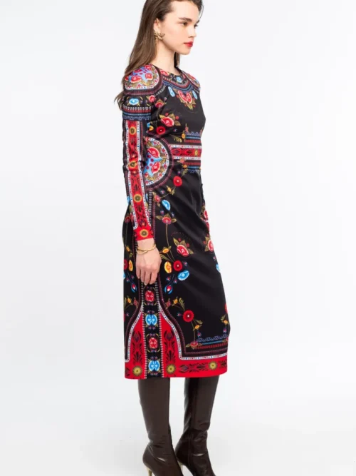 Το ESSENCE MIDI DRESS της Peace + Chaos αποπνέει δυναμισμό και κομψότητα, συνδυάζοντας μια εντυπωσιακή μαύρη βάση με ένα ιδιαίτερο placement print εμπνευσμένο από την αισθητική του Art Nouveau. Τα stylised floral μοτίβα και τα κυκλικά floral στοιχεία πλαισιώνονται από διακοσμητικά borders, δημιουργώντας ένα ξεχωριστό και καλλιτεχνικό αποτέλεσμα.