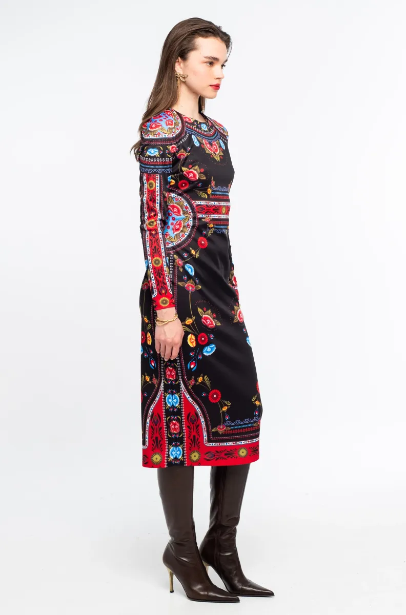 Το ESSENCE MIDI DRESS της Peace + Chaos αποπνέει δυναμισμό και κομψότητα, συνδυάζοντας μια εντυπωσιακή μαύρη βάση με ένα ιδιαίτερο placement print εμπνευσμένο από την αισθητική του Art Nouveau. Τα stylised floral μοτίβα και τα κυκλικά floral στοιχεία πλαισιώνονται από διακοσμητικά borders, δημιουργώντας ένα ξεχωριστό και καλλιτεχνικό αποτέλεσμα.
