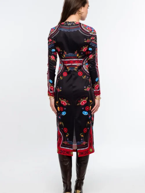 Το ESSENCE MIDI DRESS της Peace + Chaos αποπνέει δυναμισμό και κομψότητα, συνδυάζοντας μια εντυπωσιακή μαύρη βάση με ένα ιδιαίτερο placement print εμπνευσμένο από την αισθητική του Art Nouveau. Τα stylised floral μοτίβα και τα κυκλικά floral στοιχεία πλαισιώνονται από διακοσμητικά borders, δημιουργώντας ένα ξεχωριστό και καλλιτεχνικό αποτέλεσμα.