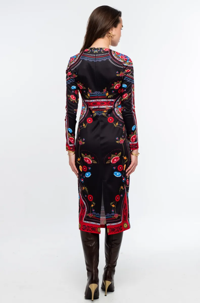 Το ESSENCE MIDI DRESS της Peace + Chaos αποπνέει δυναμισμό και κομψότητα, συνδυάζοντας μια εντυπωσιακή μαύρη βάση με ένα ιδιαίτερο placement print εμπνευσμένο από την αισθητική του Art Nouveau. Τα stylised floral μοτίβα και τα κυκλικά floral στοιχεία πλαισιώνονται από διακοσμητικά borders, δημιουργώντας ένα ξεχωριστό και καλλιτεχνικό αποτέλεσμα.