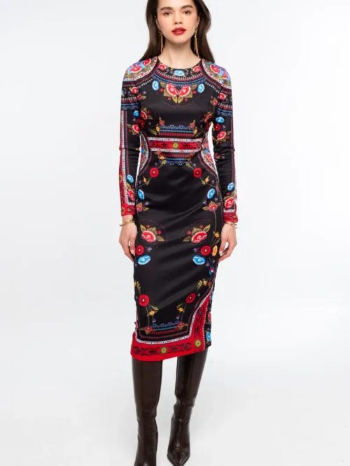 Το ESSENCE MIDI DRESS της Peace + Chaos αποπνέει δυναμισμό και κομψότητα, συνδυάζοντας μια εντυπωσιακή μαύρη βάση με ένα ιδιαίτερο placement print εμπνευσμένο από την αισθητική του Art Nouveau. Τα stylised floral μοτίβα και τα κυκλικά floral στοιχεία πλαισιώνονται από διακοσμητικά borders, δημιουργώντας ένα ξεχωριστό και καλλιτεχνικό αποτέλεσμα.