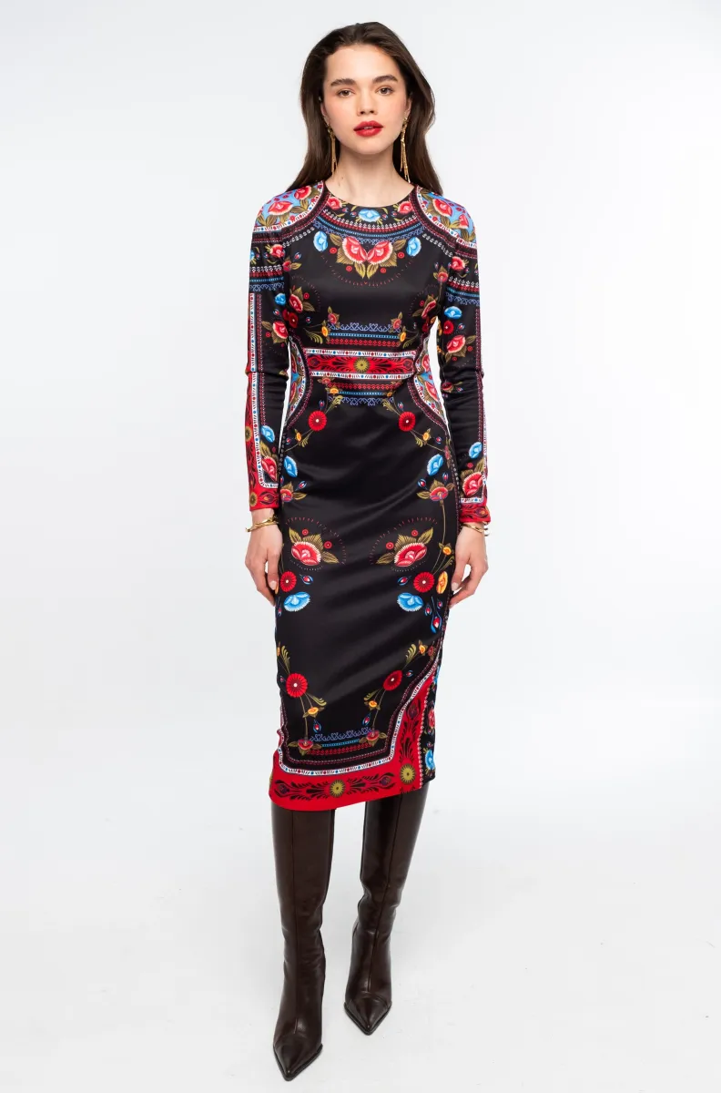 Το ESSENCE MIDI DRESS της Peace + Chaos αποπνέει δυναμισμό και κομψότητα, συνδυάζοντας μια εντυπωσιακή μαύρη βάση με ένα ιδιαίτερο placement print εμπνευσμένο από την αισθητική του Art Nouveau. Τα stylised floral μοτίβα και τα κυκλικά floral στοιχεία πλαισιώνονται από διακοσμητικά borders, δημιουργώντας ένα ξεχωριστό και καλλιτεχνικό αποτέλεσμα.