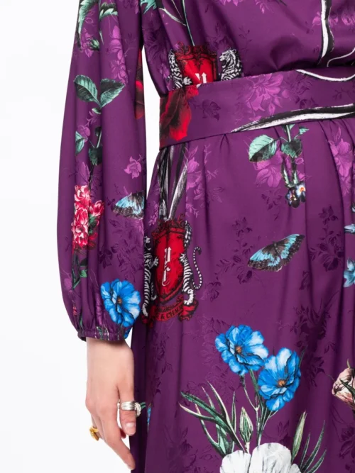 Το VIOLET LONG DRESS της Peace + Chaos συνδυάζει τη θηλυκή κομψότητα με μια ιδιαίτερη, μυστηριώδη αισθητική. Σε εντυπωσιακή βιολετί βάση, το all-over print αποτελείται από stylised floral μοτίβα, crests και μυθικά πλάσματα, δημιουργώντας ένα ξεχωριστό σχέδιο με έντονο χαρακτήρα.