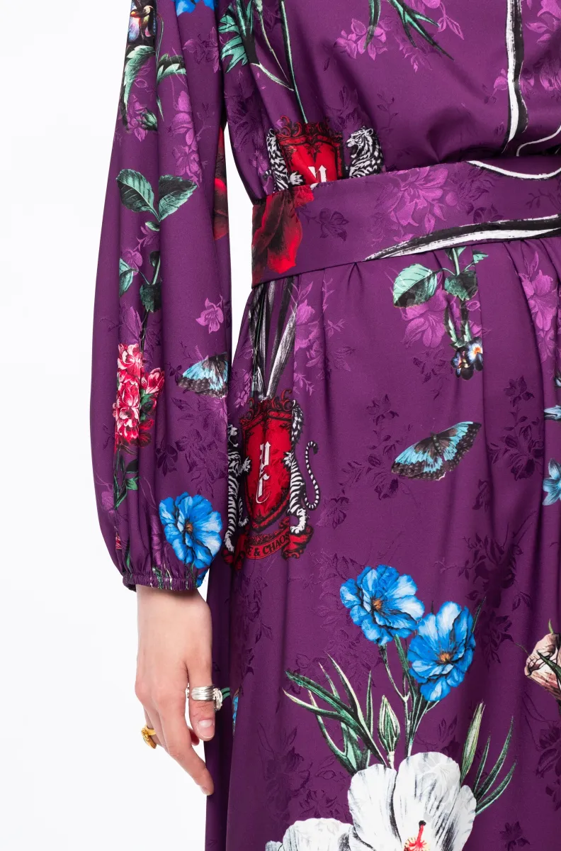 Το VIOLET LONG DRESS της Peace + Chaos συνδυάζει τη θηλυκή κομψότητα με μια ιδιαίτερη, μυστηριώδη αισθητική. Σε εντυπωσιακή βιολετί βάση, το all-over print αποτελείται από stylised floral μοτίβα, crests και μυθικά πλάσματα, δημιουργώντας ένα ξεχωριστό σχέδιο με έντονο χαρακτήρα.