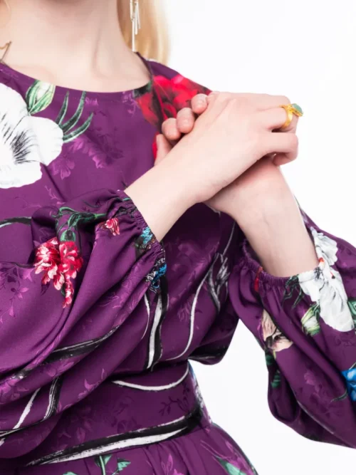 Το VIOLET LONG DRESS της Peace + Chaos συνδυάζει τη θηλυκή κομψότητα με μια ιδιαίτερη, μυστηριώδη αισθητική. Σε εντυπωσιακή βιολετί βάση, το all-over print αποτελείται από stylised floral μοτίβα, crests και μυθικά πλάσματα, δημιουργώντας ένα ξεχωριστό σχέδιο με έντονο χαρακτήρα.