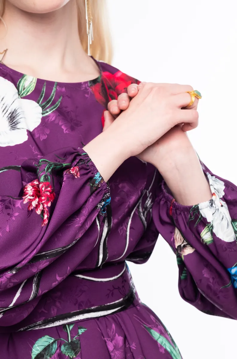 Το VIOLET LONG DRESS της Peace + Chaos συνδυάζει τη θηλυκή κομψότητα με μια ιδιαίτερη, μυστηριώδη αισθητική. Σε εντυπωσιακή βιολετί βάση, το all-over print αποτελείται από stylised floral μοτίβα, crests και μυθικά πλάσματα, δημιουργώντας ένα ξεχωριστό σχέδιο με έντονο χαρακτήρα.