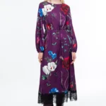 Το VIOLET LONG DRESS της Peace + Chaos συνδυάζει τη θηλυκή κομψότητα με μια ιδιαίτερη, μυστηριώδη αισθητική. Σε εντυπωσιακή βιολετί βάση, το all-over print αποτελείται από stylised floral μοτίβα, crests και μυθικά πλάσματα, δημιουργώντας ένα ξεχωριστό σχέδιο με έντονο χαρακτήρα.