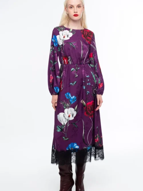 Το VIOLET LONG DRESS της Peace + Chaos συνδυάζει τη θηλυκή κομψότητα με μια ιδιαίτερη, μυστηριώδη αισθητική. Σε εντυπωσιακή βιολετί βάση, το all-over print αποτελείται από stylised floral μοτίβα, crests και μυθικά πλάσματα, δημιουργώντας ένα ξεχωριστό σχέδιο με έντονο χαρακτήρα.