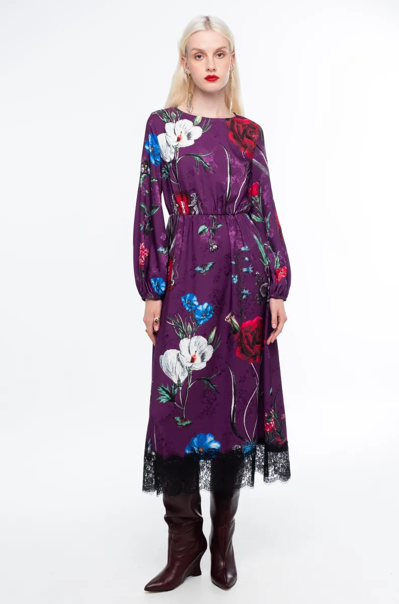 w26906_12 Το VIOLET LONG DRESS της Peace + Chaos συνδυάζει τη θηλυκή κομψότητα με μια ιδιαίτερη, μυστηριώδη αισθητική. Σε εντυπωσιακή βιολετί βάση, το all-over print αποτελείται από stylised floral μοτίβα, crests και μυθικά πλάσματα, δημιουργώντας ένα ξεχωριστό σχέδιο με έντονο χαρακτήρα.