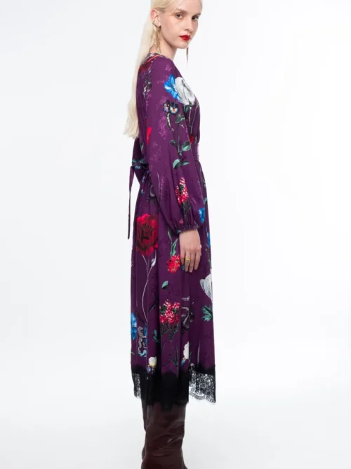 Το VIOLET LONG DRESS της Peace + Chaos συνδυάζει τη θηλυκή κομψότητα με μια ιδιαίτερη, μυστηριώδη αισθητική. Σε εντυπωσιακή βιολετί βάση, το all-over print αποτελείται από stylised floral μοτίβα, crests και μυθικά πλάσματα, δημιουργώντας ένα ξεχωριστό σχέδιο με έντονο χαρακτήρα.