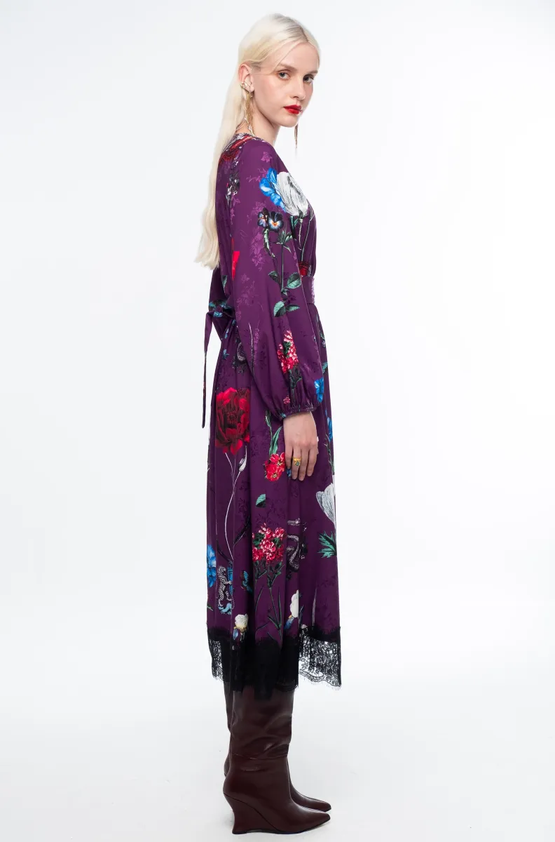 Το VIOLET LONG DRESS της Peace + Chaos συνδυάζει τη θηλυκή κομψότητα με μια ιδιαίτερη, μυστηριώδη αισθητική. Σε εντυπωσιακή βιολετί βάση, το all-over print αποτελείται από stylised floral μοτίβα, crests και μυθικά πλάσματα, δημιουργώντας ένα ξεχωριστό σχέδιο με έντονο χαρακτήρα.