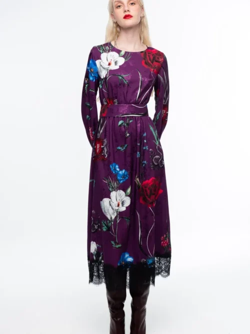 Το VIOLET LONG DRESS της Peace + Chaos συνδυάζει τη θηλυκή κομψότητα με μια ιδιαίτερη, μυστηριώδη αισθητική. Σε εντυπωσιακή βιολετί βάση, το all-over print αποτελείται από stylised floral μοτίβα, crests και μυθικά πλάσματα, δημιουργώντας ένα ξεχωριστό σχέδιο με έντονο χαρακτήρα.