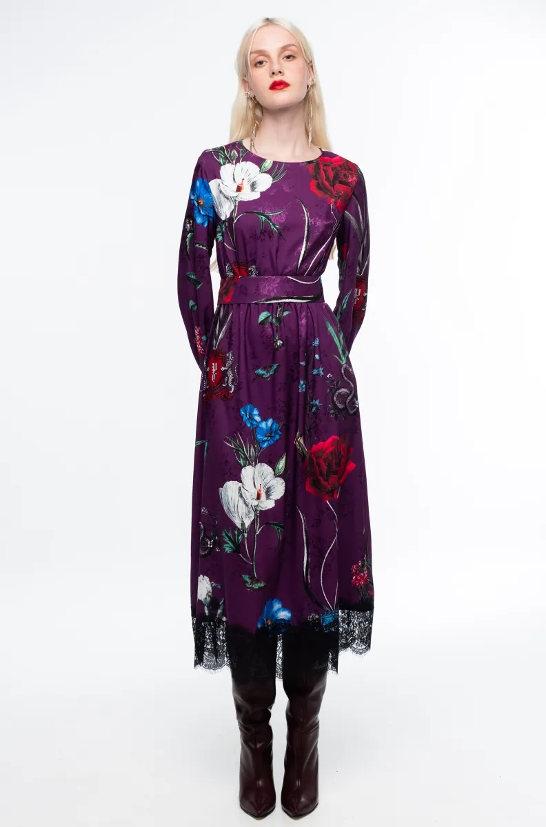 Το VIOLET LONG DRESS της Peace + Chaos συνδυάζει τη θηλυκή κομψότητα με μια ιδιαίτερη, μυστηριώδη αισθητική. Σε εντυπωσιακή βιολετί βάση, το all-over print αποτελείται από stylised floral μοτίβα, crests και μυθικά πλάσματα, δημιουργώντας ένα ξεχωριστό σχέδιο με έντονο χαρακτήρα.