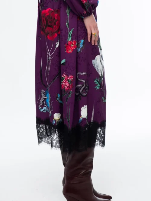 Το VIOLET LONG DRESS της Peace + Chaos συνδυάζει τη θηλυκή κομψότητα με μια ιδιαίτερη, μυστηριώδη αισθητική. Σε εντυπωσιακή βιολετί βάση, το all-over print αποτελείται από stylised floral μοτίβα, crests και μυθικά πλάσματα, δημιουργώντας ένα ξεχωριστό σχέδιο με έντονο χαρακτήρα.