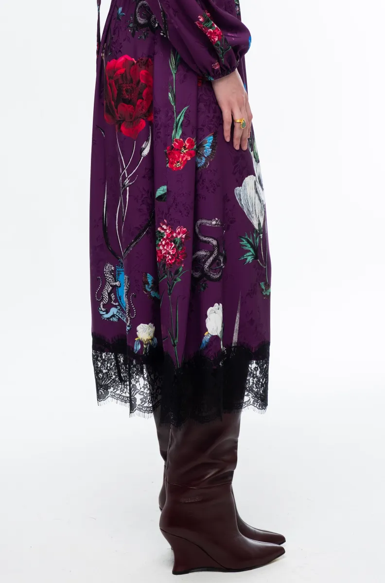 Το VIOLET LONG DRESS της Peace + Chaos συνδυάζει τη θηλυκή κομψότητα με μια ιδιαίτερη, μυστηριώδη αισθητική. Σε εντυπωσιακή βιολετί βάση, το all-over print αποτελείται από stylised floral μοτίβα, crests και μυθικά πλάσματα, δημιουργώντας ένα ξεχωριστό σχέδιο με έντονο χαρακτήρα.
