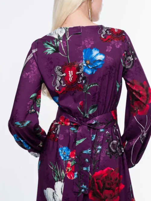 Το VIOLET LONG DRESS της Peace + Chaos συνδυάζει τη θηλυκή κομψότητα με μια ιδιαίτερη, μυστηριώδη αισθητική. Σε εντυπωσιακή βιολετί βάση, το all-over print αποτελείται από stylised floral μοτίβα, crests και μυθικά πλάσματα, δημιουργώντας ένα ξεχωριστό σχέδιο με έντονο χαρακτήρα.