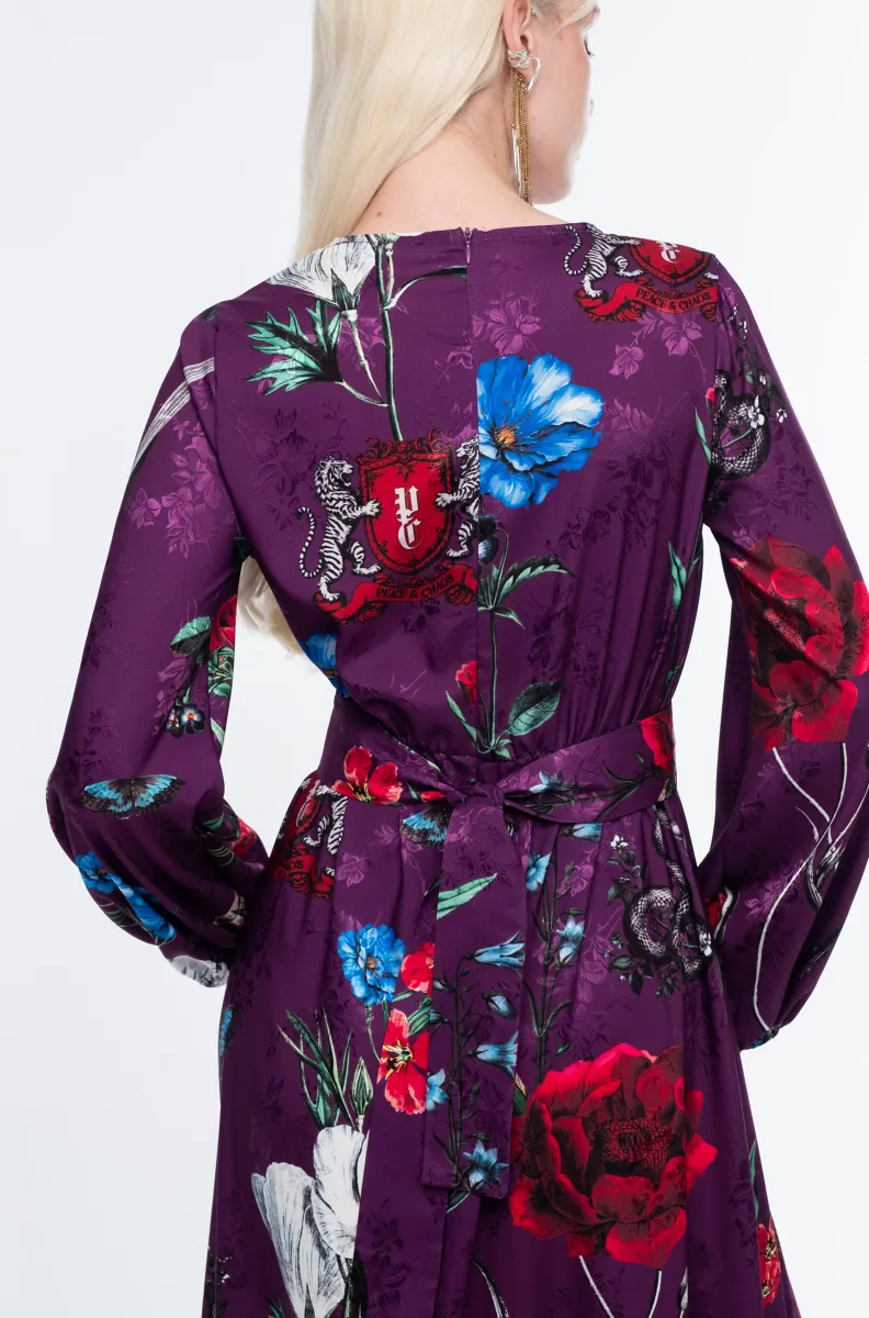 Το VIOLET LONG DRESS της Peace + Chaos συνδυάζει τη θηλυκή κομψότητα με μια ιδιαίτερη, μυστηριώδη αισθητική. Σε εντυπωσιακή βιολετί βάση, το all-over print αποτελείται από stylised floral μοτίβα, crests και μυθικά πλάσματα, δημιουργώντας ένα ξεχωριστό σχέδιο με έντονο χαρακτήρα.