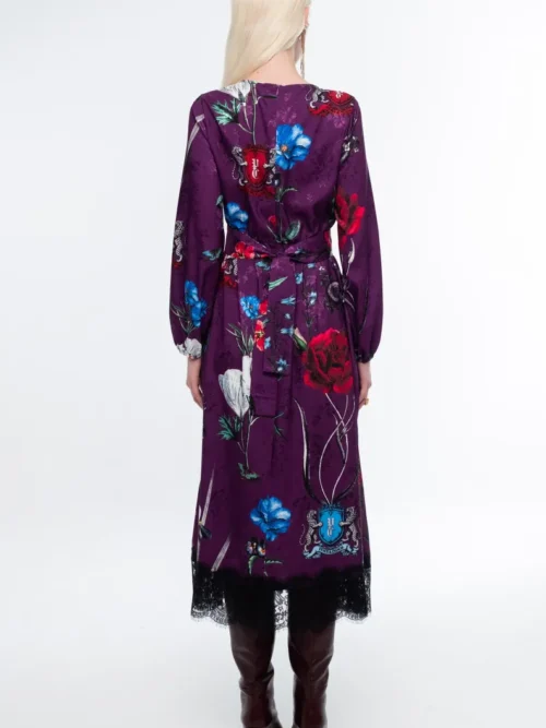 Το VIOLET LONG DRESS της Peace + Chaos συνδυάζει τη θηλυκή κομψότητα με μια ιδιαίτερη, μυστηριώδη αισθητική. Σε εντυπωσιακή βιολετί βάση, το all-over print αποτελείται από stylised floral μοτίβα, crests και μυθικά πλάσματα, δημιουργώντας ένα ξεχωριστό σχέδιο με έντονο χαρακτήρα.