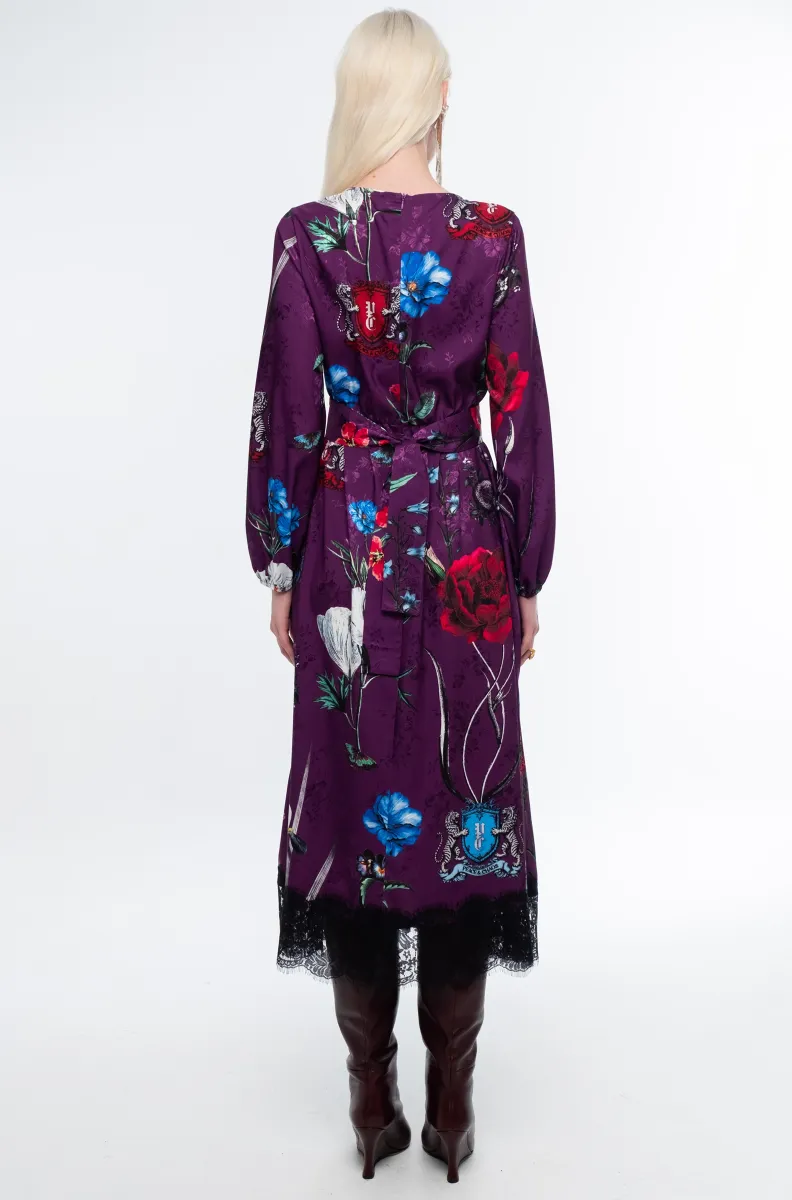 Το VIOLET LONG DRESS της Peace + Chaos συνδυάζει τη θηλυκή κομψότητα με μια ιδιαίτερη, μυστηριώδη αισθητική. Σε εντυπωσιακή βιολετί βάση, το all-over print αποτελείται από stylised floral μοτίβα, crests και μυθικά πλάσματα, δημιουργώντας ένα ξεχωριστό σχέδιο με έντονο χαρακτήρα.