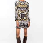 Το BLOOM DRESS της Peace + Chaos συνδυάζει τη θηλυκή κομψότητα με μια boho διάθεση, δημιουργώντας ένα ξεχωριστό mini φόρεμα με έντονη προσωπικότητα. Οι frill λεπτομέρειες στο τελείωμα και στις μανσέτες προσθέτουν κίνηση και μια παιχνιδιάρικη πινελιά στη bodycon σιλουέτα.
