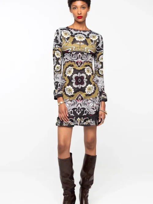 Το BLOOM DRESS της Peace + Chaos συνδυάζει τη θηλυκή κομψότητα με μια boho διάθεση, δημιουργώντας ένα ξεχωριστό mini φόρεμα με έντονη προσωπικότητα. Οι frill λεπτομέρειες στο τελείωμα και στις μανσέτες προσθέτουν κίνηση και μια παιχνιδιάρικη πινελιά στη bodycon σιλουέτα.