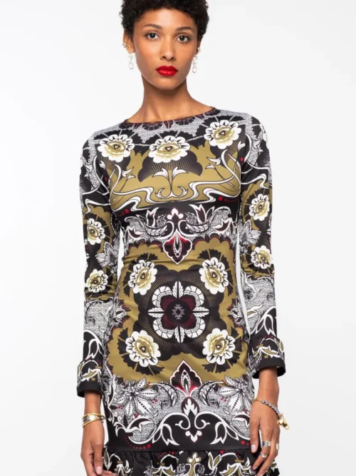 Το BLOOM DRESS της Peace + Chaos συνδυάζει τη θηλυκή κομψότητα με μια boho διάθεση, δημιουργώντας ένα ξεχωριστό mini φόρεμα με έντονη προσωπικότητα. Οι frill λεπτομέρειες στο τελείωμα και στις μανσέτες προσθέτουν κίνηση και μια παιχνιδιάρικη πινελιά στη bodycon σιλουέτα.