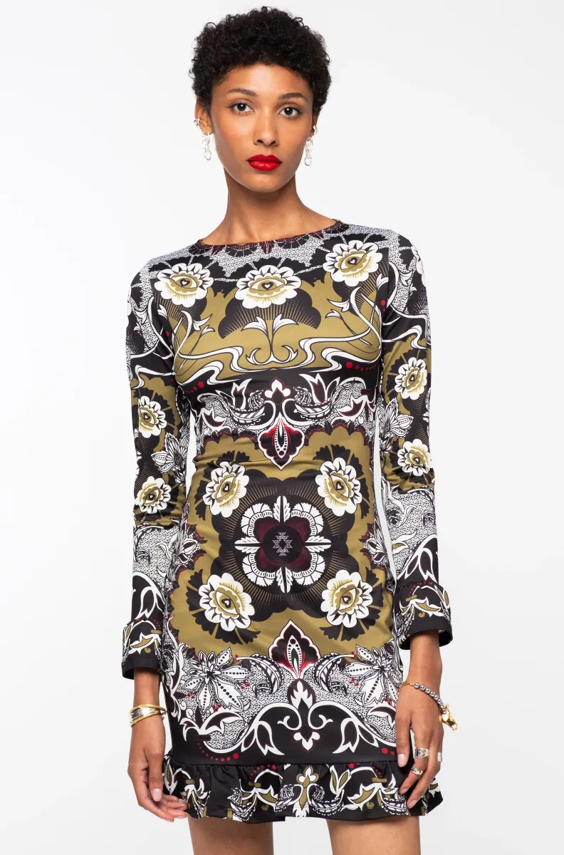 Το BLOOM DRESS της Peace + Chaos συνδυάζει τη θηλυκή κομψότητα με μια boho διάθεση, δημιουργώντας ένα ξεχωριστό mini φόρεμα με έντονη προσωπικότητα. Οι frill λεπτομέρειες στο τελείωμα και στις μανσέτες προσθέτουν κίνηση και μια παιχνιδιάρικη πινελιά στη bodycon σιλουέτα.