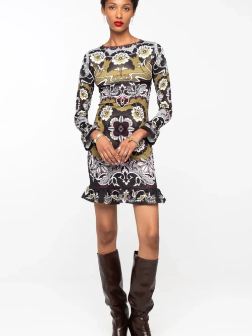 Το BLOOM DRESS της Peace + Chaos συνδυάζει τη θηλυκή κομψότητα με μια boho διάθεση, δημιουργώντας ένα ξεχωριστό mini φόρεμα με έντονη προσωπικότητα. Οι frill λεπτομέρειες στο τελείωμα και στις μανσέτες προσθέτουν κίνηση και μια παιχνιδιάρικη πινελιά στη bodycon σιλουέτα.