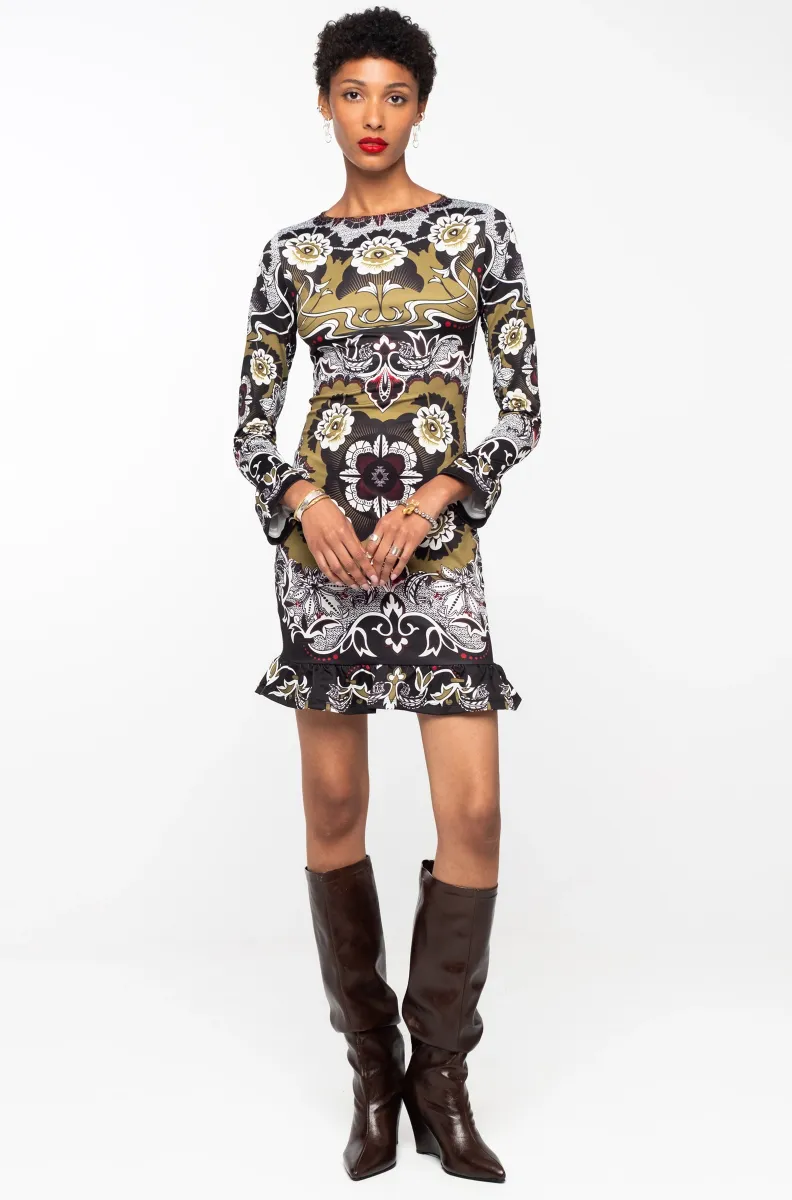 Το BLOOM DRESS της Peace + Chaos συνδυάζει τη θηλυκή κομψότητα με μια boho διάθεση, δημιουργώντας ένα ξεχωριστό mini φόρεμα με έντονη προσωπικότητα. Οι frill λεπτομέρειες στο τελείωμα και στις μανσέτες προσθέτουν κίνηση και μια παιχνιδιάρικη πινελιά στη bodycon σιλουέτα.