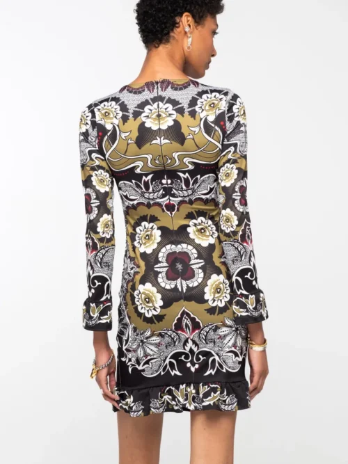 Το BLOOM DRESS της Peace + Chaos συνδυάζει τη θηλυκή κομψότητα με μια boho διάθεση, δημιουργώντας ένα ξεχωριστό mini φόρεμα με έντονη προσωπικότητα. Οι frill λεπτομέρειες στο τελείωμα και στις μανσέτες προσθέτουν κίνηση και μια παιχνιδιάρικη πινελιά στη bodycon σιλουέτα.