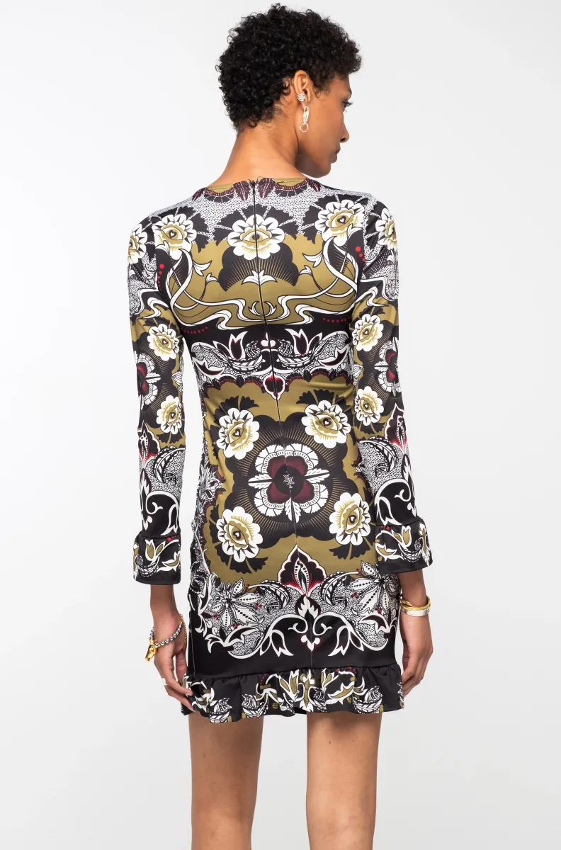 Το BLOOM DRESS της Peace + Chaos συνδυάζει τη θηλυκή κομψότητα με μια boho διάθεση, δημιουργώντας ένα ξεχωριστό mini φόρεμα με έντονη προσωπικότητα. Οι frill λεπτομέρειες στο τελείωμα και στις μανσέτες προσθέτουν κίνηση και μια παιχνιδιάρικη πινελιά στη bodycon σιλουέτα.