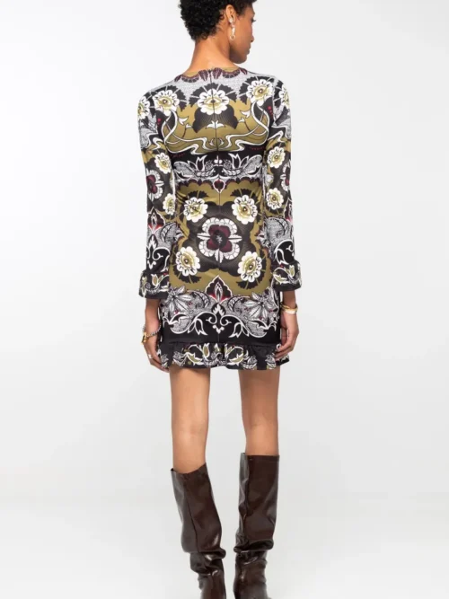 Το BLOOM DRESS της Peace + Chaos συνδυάζει τη θηλυκή κομψότητα με μια boho διάθεση, δημιουργώντας ένα ξεχωριστό mini φόρεμα με έντονη προσωπικότητα. Οι frill λεπτομέρειες στο τελείωμα και στις μανσέτες προσθέτουν κίνηση και μια παιχνιδιάρικη πινελιά στη bodycon σιλουέτα.