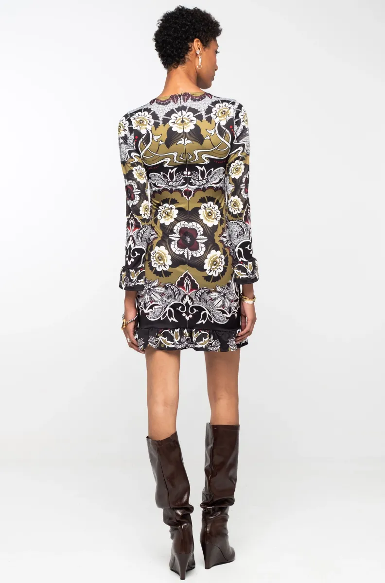 Το BLOOM DRESS της Peace + Chaos συνδυάζει τη θηλυκή κομψότητα με μια boho διάθεση, δημιουργώντας ένα ξεχωριστό mini φόρεμα με έντονη προσωπικότητα. Οι frill λεπτομέρειες στο τελείωμα και στις μανσέτες προσθέτουν κίνηση και μια παιχνιδιάρικη πινελιά στη bodycon σιλουέτα.