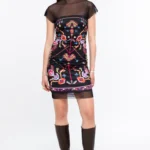 Το EMBLEM DRESS της Peace + Chaos είναι ένα ιδιαίτερο bodycon mini φόρεμα που συνδυάζει θηλυκή εφαρμογή με artistic αισθητική. Οι απαλές λεπτομέρειες από mesh στο τελείωμα και στη λαιμόκοψη δημιουργούν κομψά cap sleeves, προσθέτοντας μια ξεχωριστή και διακριτική διαφάνεια στο σχέδιο.