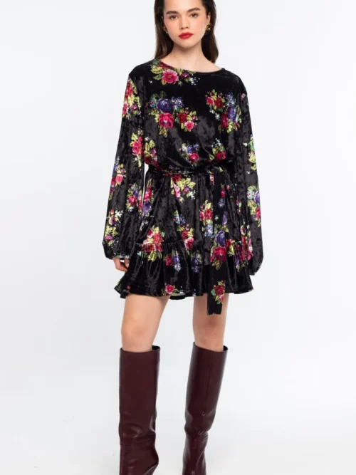 Το Bouquet Dress της Peace + Chaos συνδυάζει τη boho αισθητική με μια ιδιαίτερα θηλυκή και ξεχωριστή εμφάνιση. Η υφή του υφάσματος θυμίζει ice velvet, ενώ το εντυπωσιακό all-over floral print σε πολύ σκούρο μαύρο φόντο δημιουργεί την αίσθηση κεντήματος και χαρίζει μοναδικό χαρακτήρα στο φόρεμα.