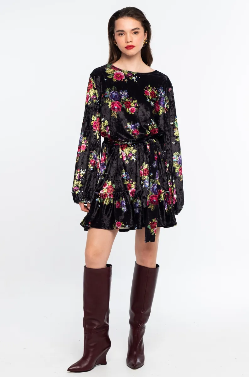 Το Bouquet Dress της Peace + Chaos συνδυάζει τη boho αισθητική με μια ιδιαίτερα θηλυκή και ξεχωριστή εμφάνιση. Η υφή του υφάσματος θυμίζει ice velvet, ενώ το εντυπωσιακό all-over floral print σε πολύ σκούρο μαύρο φόντο δημιουργεί την αίσθηση κεντήματος και χαρίζει μοναδικό χαρακτήρα στο φόρεμα.