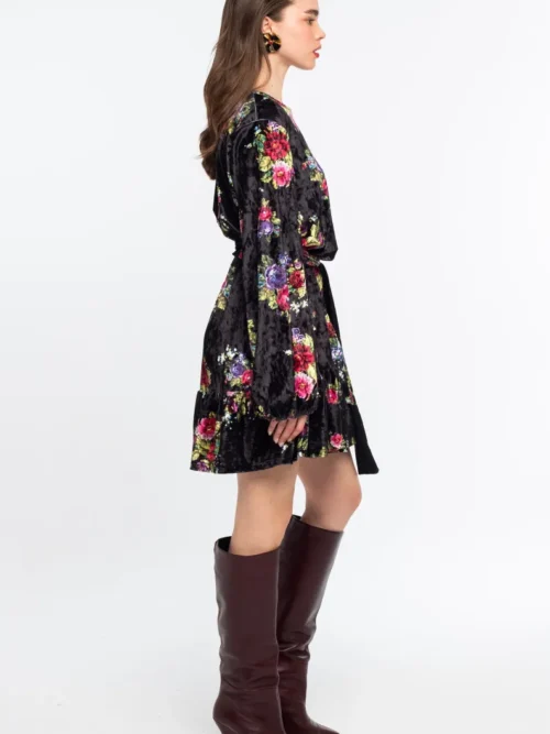 Το Bouquet Dress της Peace + Chaos συνδυάζει τη boho αισθητική με μια ιδιαίτερα θηλυκή και ξεχωριστή εμφάνιση. Η υφή του υφάσματος θυμίζει ice velvet, ενώ το εντυπωσιακό all-over floral print σε πολύ σκούρο μαύρο φόντο δημιουργεί την αίσθηση κεντήματος και χαρίζει μοναδικό χαρακτήρα στο φόρεμα.
