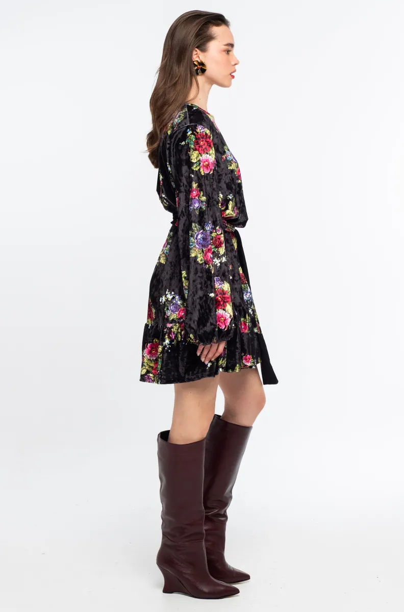 Το Bouquet Dress της Peace + Chaos συνδυάζει τη boho αισθητική με μια ιδιαίτερα θηλυκή και ξεχωριστή εμφάνιση. Η υφή του υφάσματος θυμίζει ice velvet, ενώ το εντυπωσιακό all-over floral print σε πολύ σκούρο μαύρο φόντο δημιουργεί την αίσθηση κεντήματος και χαρίζει μοναδικό χαρακτήρα στο φόρεμα.