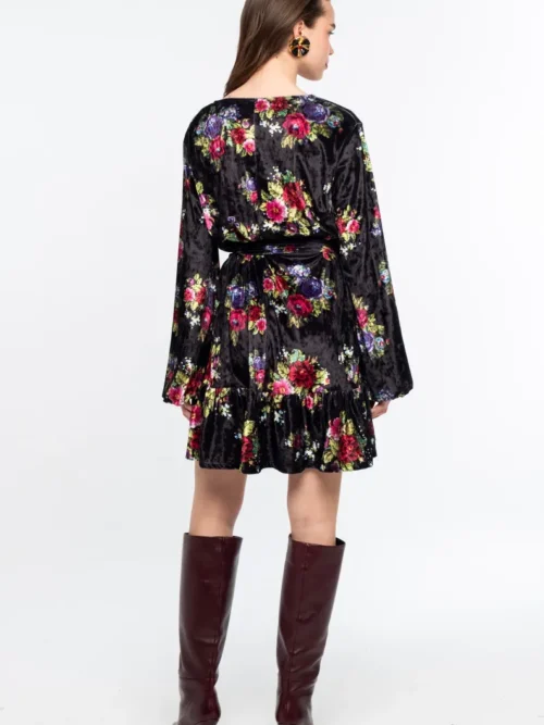 Το Bouquet Dress της Peace + Chaos συνδυάζει τη boho αισθητική με μια ιδιαίτερα θηλυκή και ξεχωριστή εμφάνιση. Η υφή του υφάσματος θυμίζει ice velvet, ενώ το εντυπωσιακό all-over floral print σε πολύ σκούρο μαύρο φόντο δημιουργεί την αίσθηση κεντήματος και χαρίζει μοναδικό χαρακτήρα στο φόρεμα.