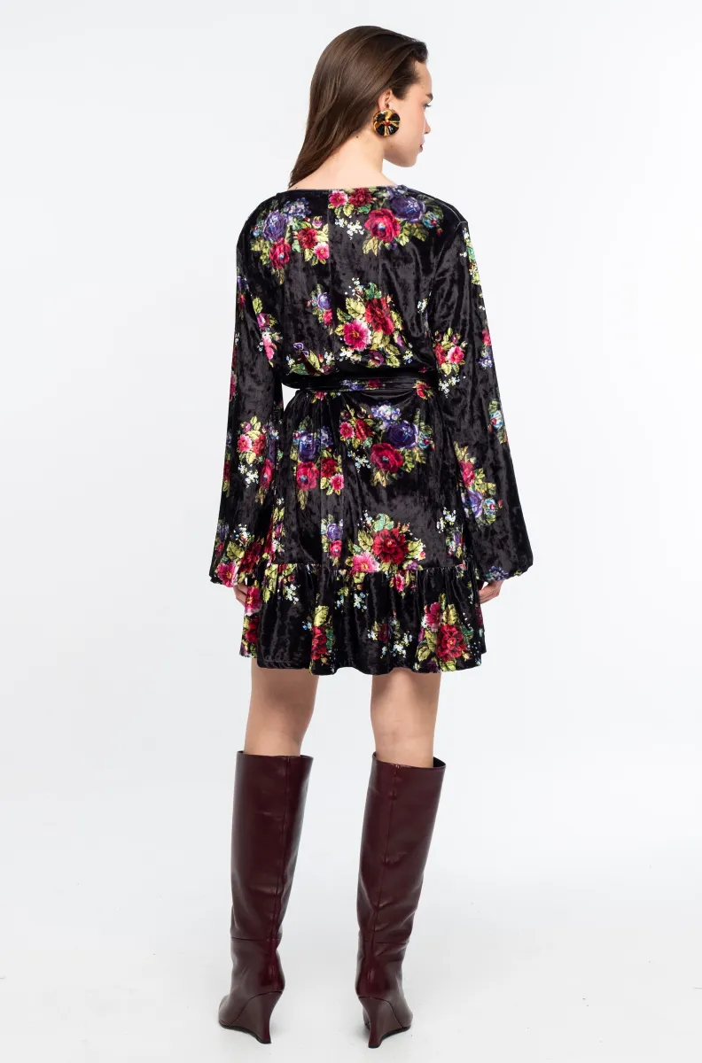 Το Bouquet Dress της Peace + Chaos συνδυάζει τη boho αισθητική με μια ιδιαίτερα θηλυκή και ξεχωριστή εμφάνιση. Η υφή του υφάσματος θυμίζει ice velvet, ενώ το εντυπωσιακό all-over floral print σε πολύ σκούρο μαύρο φόντο δημιουργεί την αίσθηση κεντήματος και χαρίζει μοναδικό χαρακτήρα στο φόρεμα.