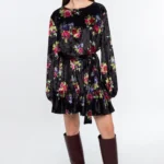 Το Bouquet Dress της Peace + Chaos συνδυάζει τη boho αισθητική με μια ιδιαίτερα θηλυκή και ξεχωριστή εμφάνιση. Η υφή του υφάσματος θυμίζει ice velvet, ενώ το εντυπωσιακό all-over floral print σε πολύ σκούρο μαύρο φόντο δημιουργεί την αίσθηση κεντήματος και χαρίζει μοναδικό χαρακτήρα στο φόρεμα.