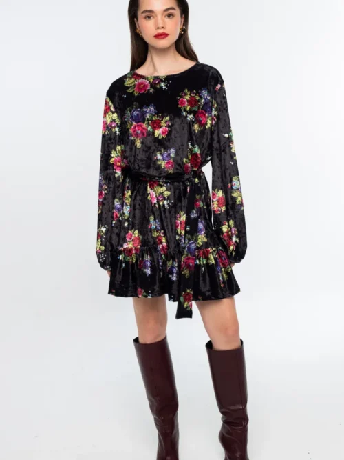 Το Bouquet Dress της Peace + Chaos συνδυάζει τη boho αισθητική με μια ιδιαίτερα θηλυκή και ξεχωριστή εμφάνιση. Η υφή του υφάσματος θυμίζει ice velvet, ενώ το εντυπωσιακό all-over floral print σε πολύ σκούρο μαύρο φόντο δημιουργεί την αίσθηση κεντήματος και χαρίζει μοναδικό χαρακτήρα στο φόρεμα.