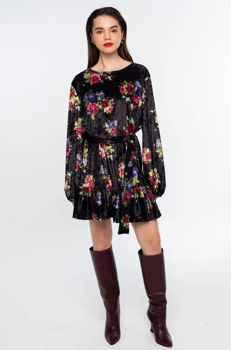 Το Bouquet Dress της Peace + Chaos συνδυάζει τη boho αισθητική με μια ιδιαίτερα θηλυκή και ξεχωριστή εμφάνιση. Η υφή του υφάσματος θυμίζει ice velvet, ενώ το εντυπωσιακό all-over floral print σε πολύ σκούρο μαύρο φόντο δημιουργεί την αίσθηση κεντήματος και χαρίζει μοναδικό χαρακτήρα στο φόρεμα.
